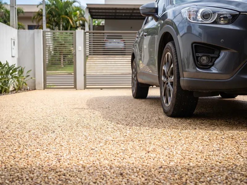 Garagem residencial com piso drenante suportando veículos pesados